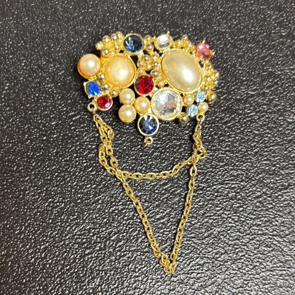Elegant Gold and Multicolor Gemstone Brooch